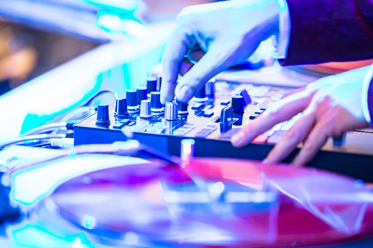 Vielseitige DJs in Aktion bei unserer Party-Galerie.